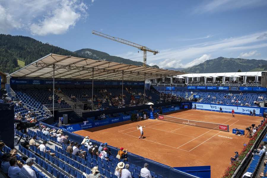 De gravelbaan in Gstaad ligt prachtig tussen de Zwitserse bergen