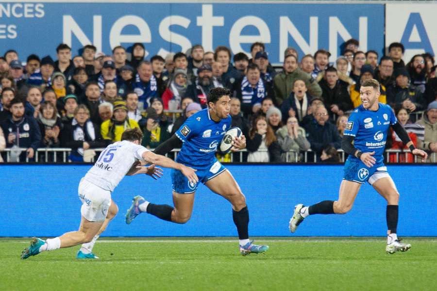 Salesi Rayasi runs with the ball in a French Championship appearance for Vannes against Clermont.