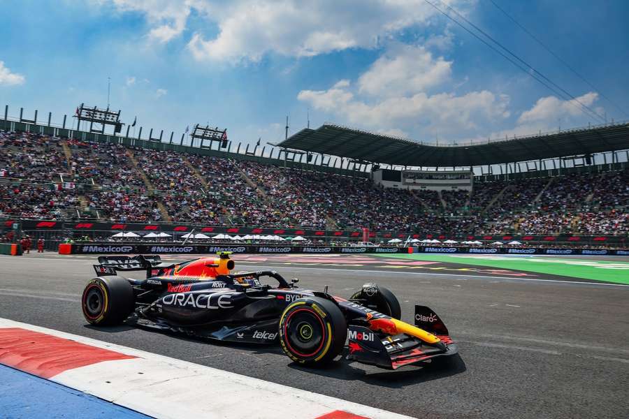 Formel 1 GP Mexiko: Lokalmatador Perez durchfährt das Foro-Sol-Stadion – Bestzeit im ersten Training setzt allerding Teamkollege Verstappen.