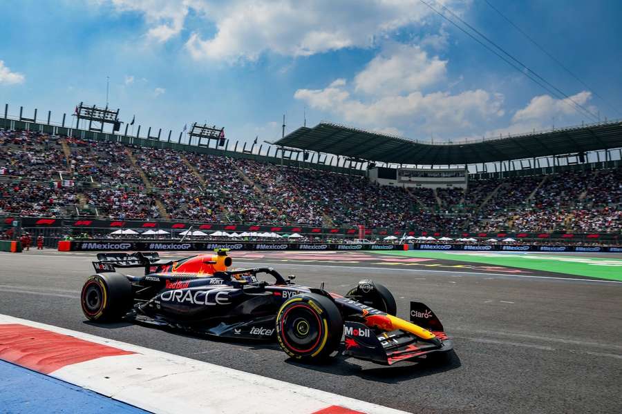 Formel 1 GP Mexiko: Lokalmatador Perez durchfährt das Foro-Sol-Stadion – Bestzeit im ersten Training setzt allerding Teamkollege Verstappen.