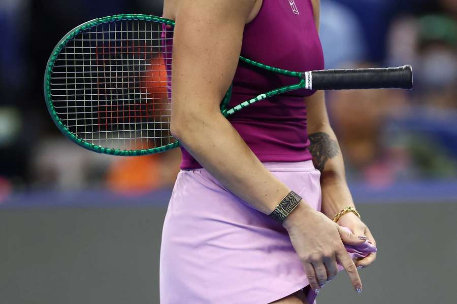 Sabalenka carrega raquete durante WTA 1000 de Pequim