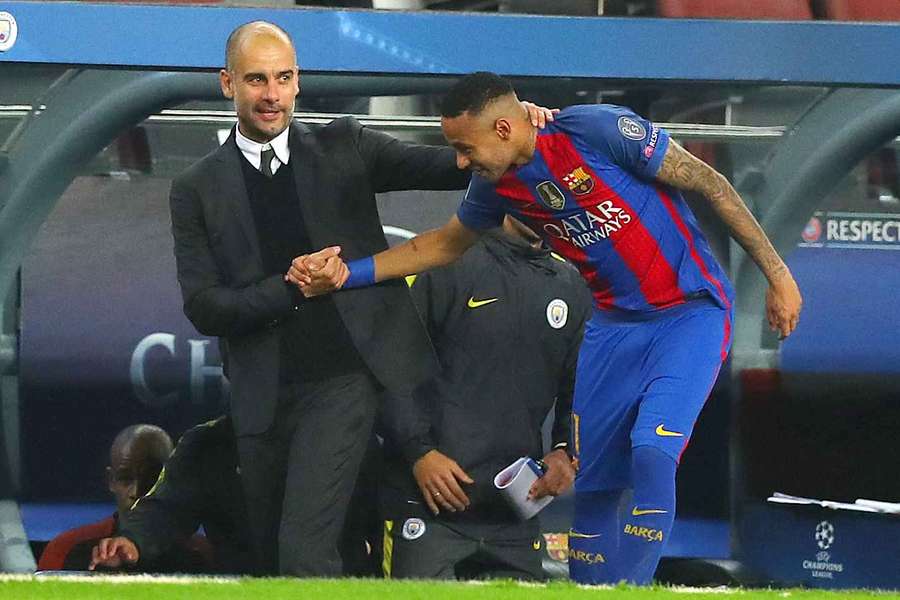 Guardiola et Neymar se saluent lors d'un match en 2016.
