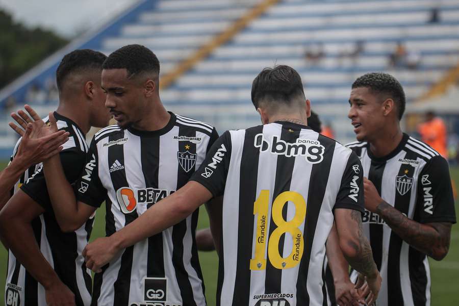 Com temporal nos pênaltis, Atlético-MG cai para o Água Santa na Copinha