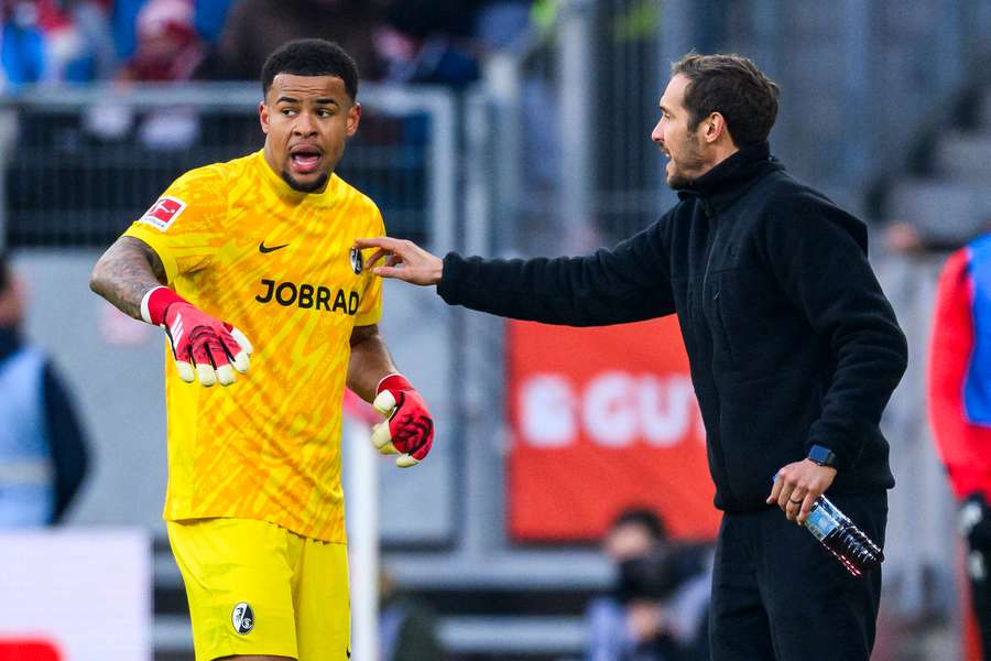 Schuster (r.) hofft, dass sein Keeper Atoubolu sich eine Nominierung für Deutschland durch Konstanz verdient
