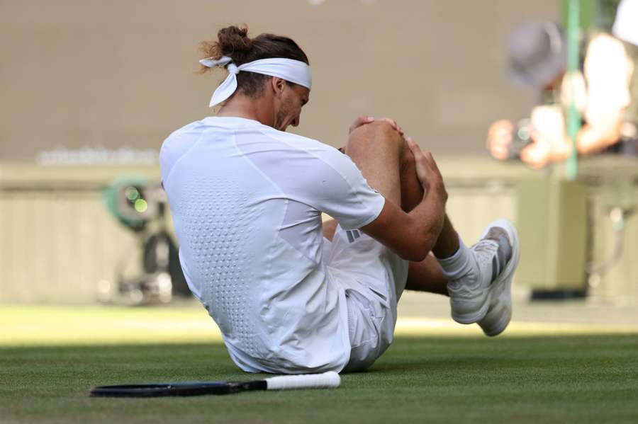 Alex Zverev a căzut și s-a ținut de genunchi Alex Zverev a căzut și s-a ținut de genunchi
