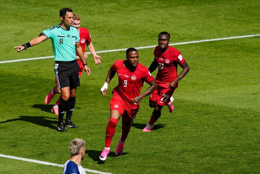 Larin celebra el gol de Canadá ante Bosnia Larin celebra el gol de Canadá ante Bosnia