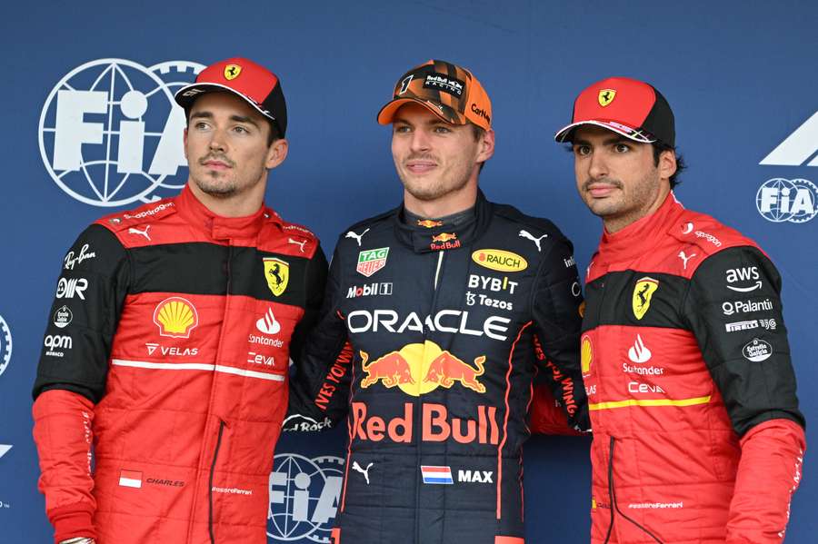 Verstappen, junto a sus dos rivales de Ferrari
