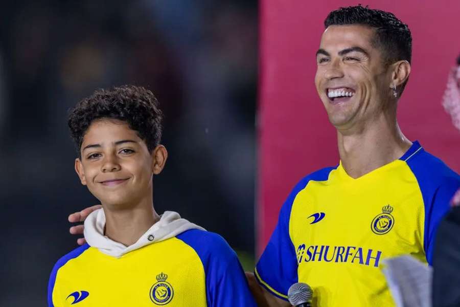 Cristianinho com o pai, Cristiano Ronaldo, no Al Nassr