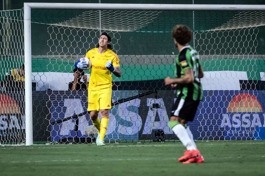 Cássio defendeu dois pênaltis, um no tempo normal e outro na disputa decisiva, mas o Cruzeiro foi eliminado Cássio defendeu dois pênaltis, um no tempo normal e outro na disputa decisiva, mas o Cruzeiro foi eliminado