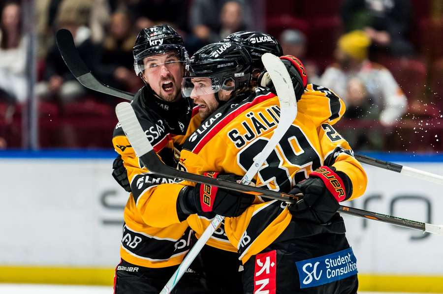 Pontus Sjalin (39) scored Lulea's sixth against Brno