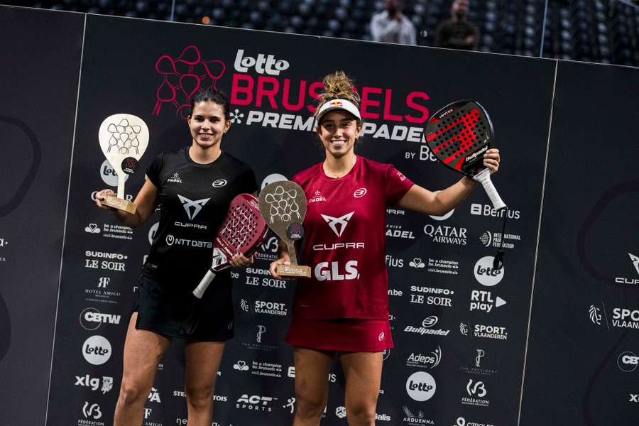 Bea González y Delfi Brea celebran en Bruselas.