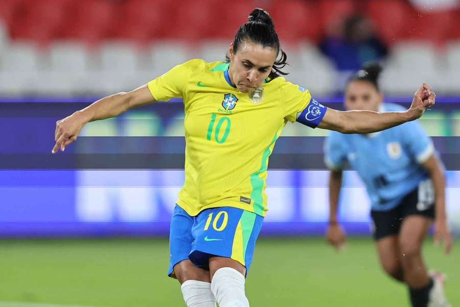 Marta verwandelt einen Elfmeter beim Copa-Halbfinale gegen Uruguay. Marta verwandelt einen Elfmeter beim Copa-Halbfinale gegen Uruguay.