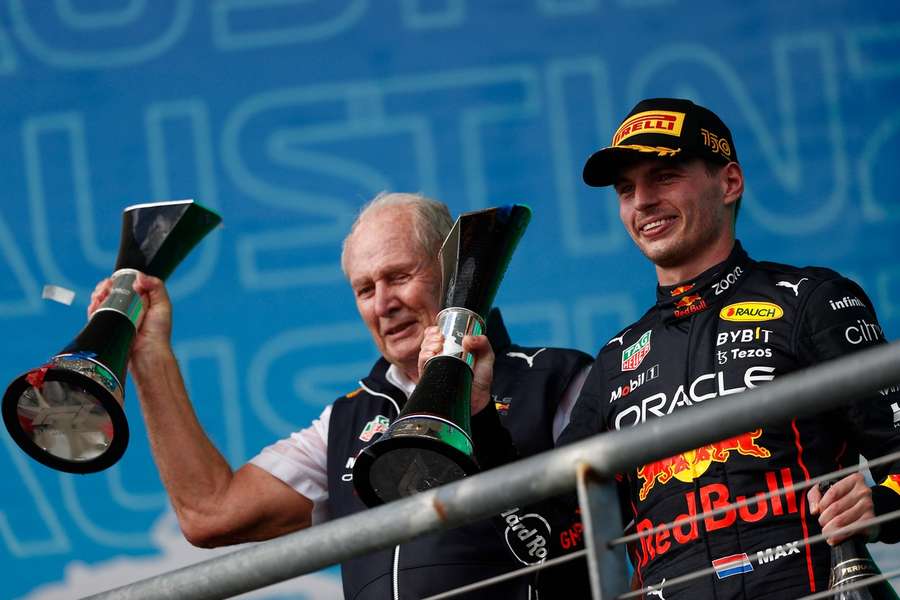 Ocenenia Red Bullu si na pódiu boli prebrať zľava Helmut Marko a Max Verstappen.