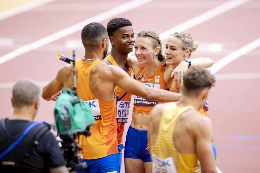 Terrence Agard, Femke Bol, Lieke Klaver en Isaya Klein Ikkink na de 4x400 meter gemengde estafette tijdens de eerste dag van het WK atletiek