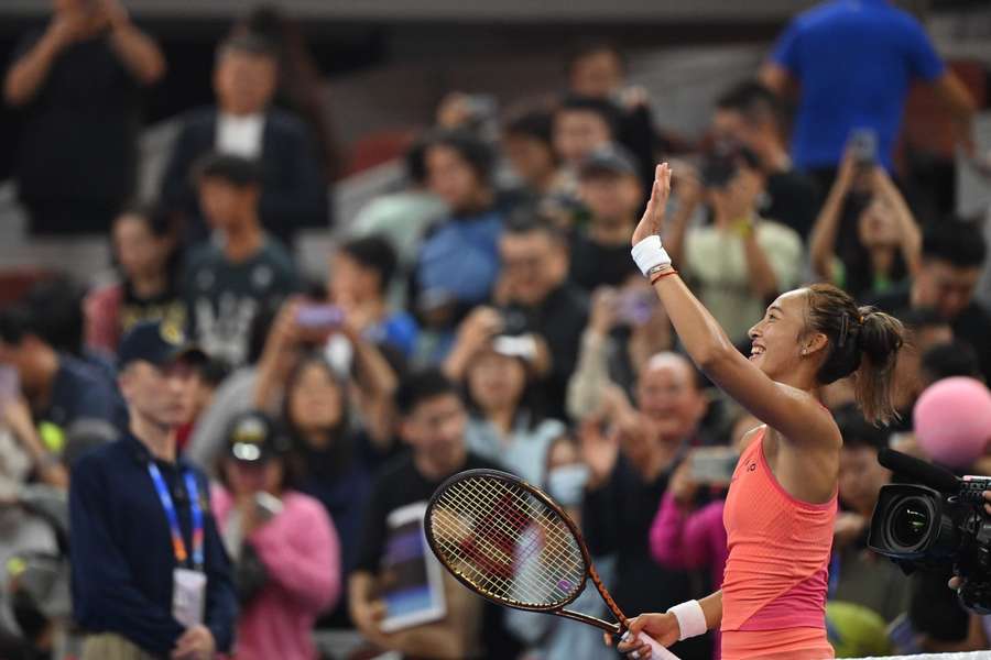 Zheng Qinwen acena aos adeptos após a vitória