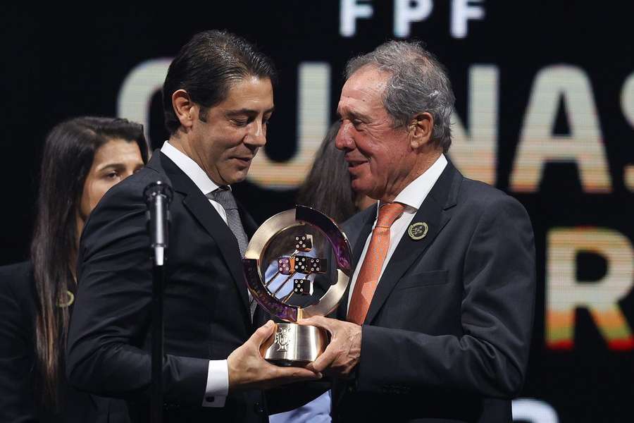 Rui Costa recebeu prémio das mãos de Humberto Coelho