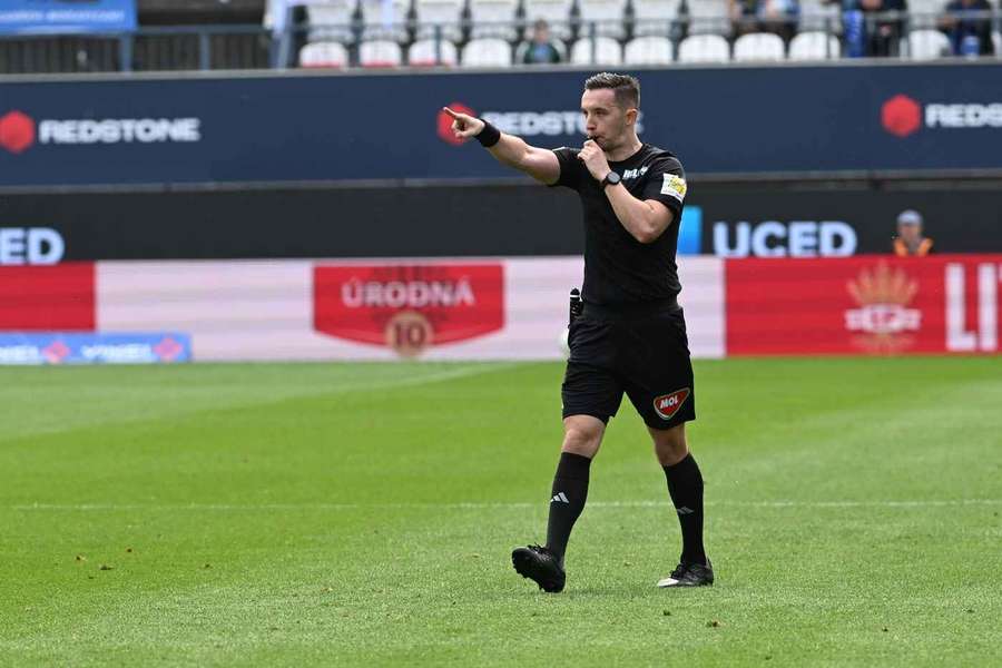 Rozhodčí Dominik Starý si po utkání na Hané sypal popel na hlavu a děkoval VAR.