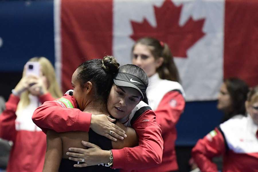 Leylah Fernandez din Canada este felicitată de căpitanul Heidi El Tabakh pentru că a învins-o pe Sara Sorribes din Spania