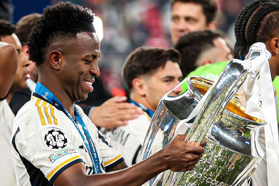 Vinícius Júnior com o troféu conquistado em Londres