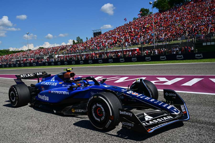 Sainz termina em oitavo em Imola