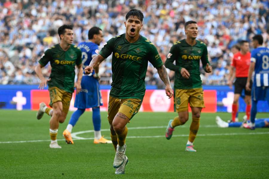 Cucho Hernández celebra el gol del Betis en Riazor Cucho Hernández celebra el gol del Betis en Riazor