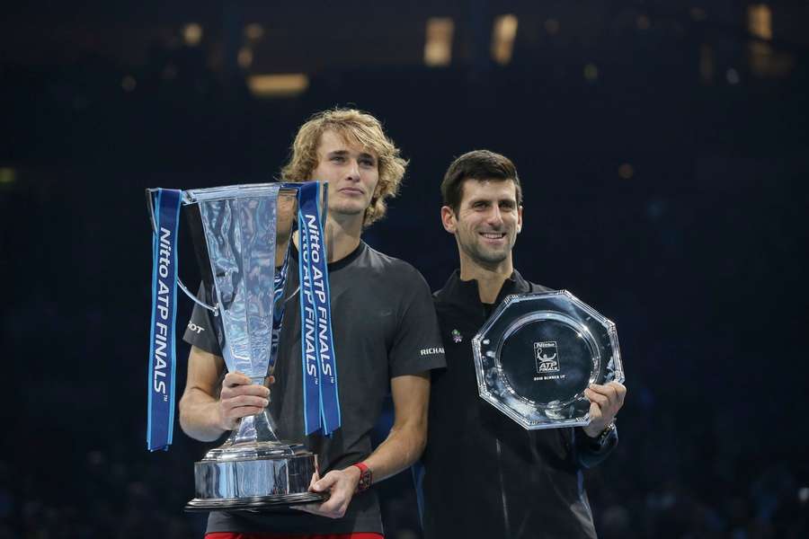 Alexander Zverev und Novak Djokovic nach dem Endspiel der ATP-Finals 2018.