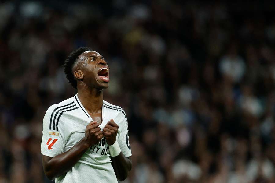 Vinicius se desgarra durante el partido contra el Barcelona.