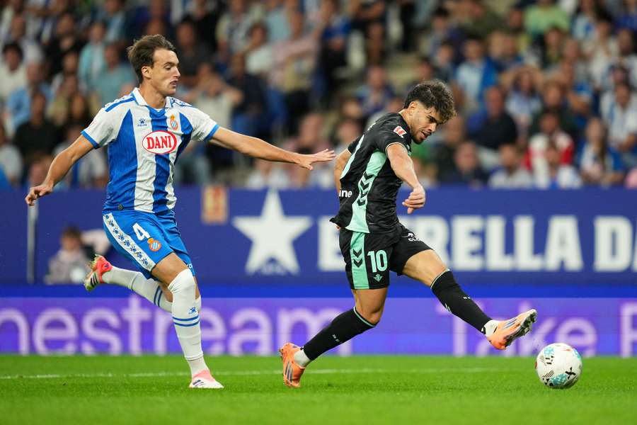 Abde se escapa de la marca de Urko González para anotar el segundo gol del Betis
