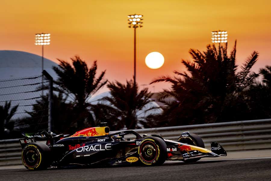 Max Verstappen in actie tijdens de tweede sessie van de eerste testdag