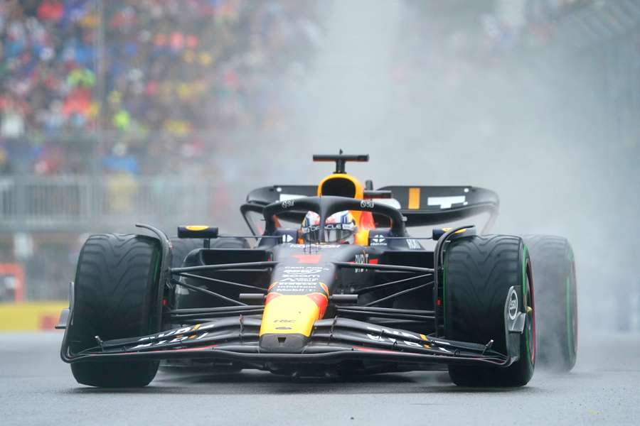 Kierowca Red Bulla Max Verstappen ściga się podczas sesji kwalifikacyjnej