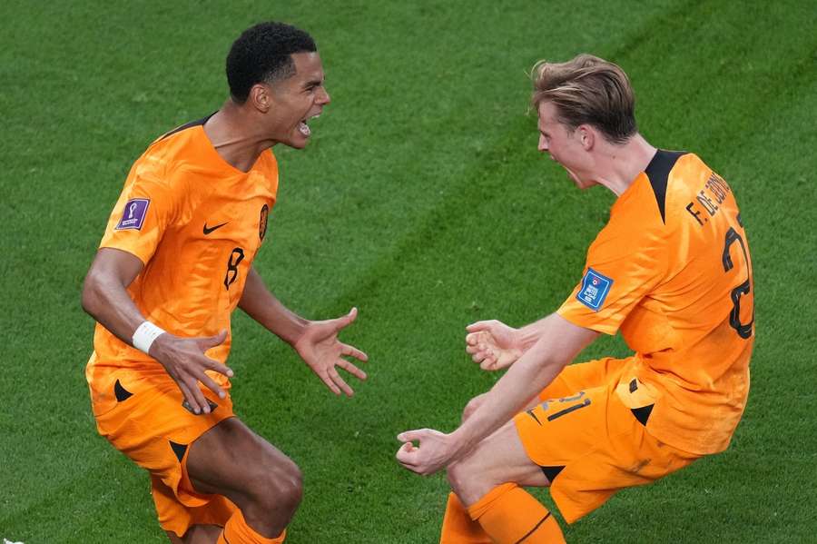 Cody Gakpo (links) juicht met Frenkie de Jong na de openingstreffer