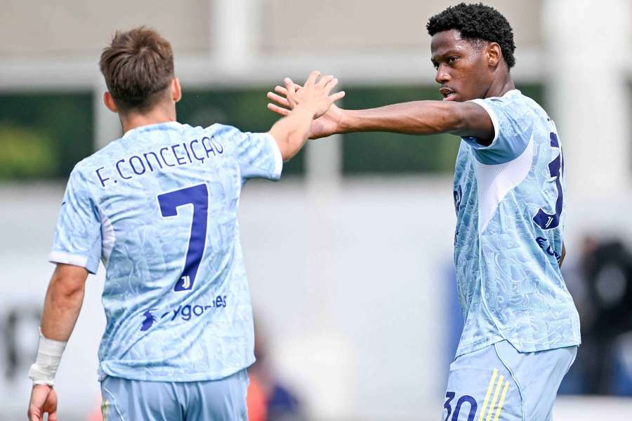 Jonathan David celebra com Francisco Conceição