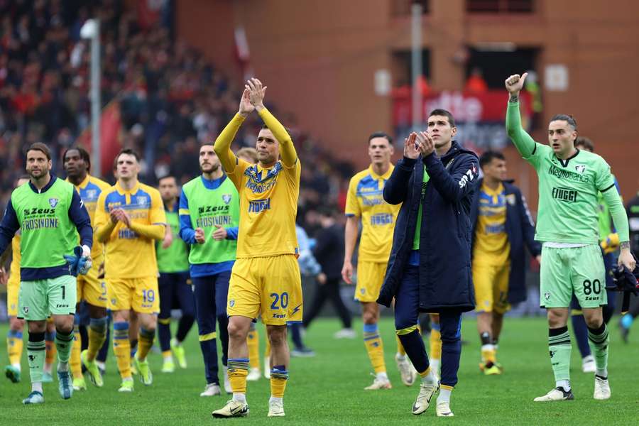 Os jogadores do Frosinone cumprimentam os adeptos no estádio