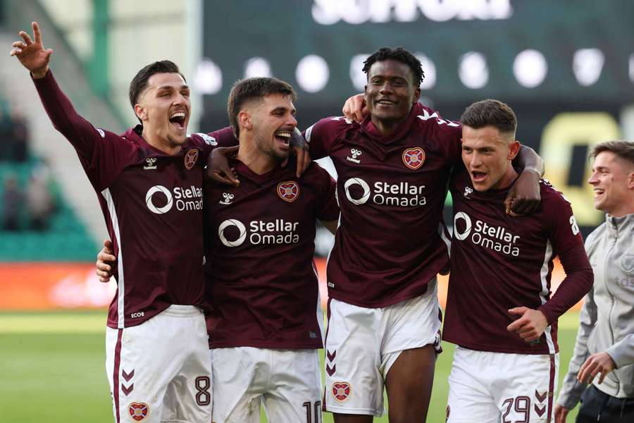 Cláudio Braga, o número 10 do Hearts, celebra com os colegas