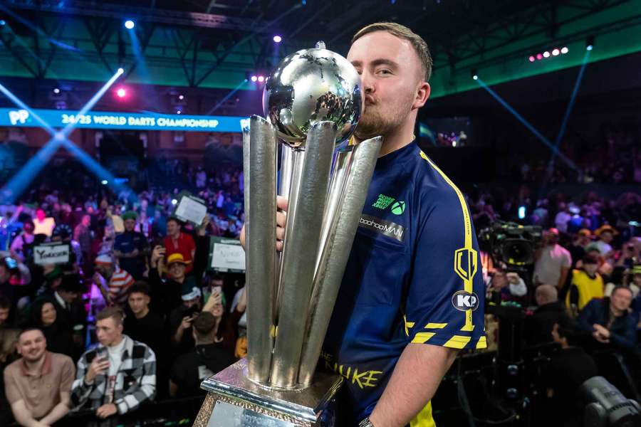 Luke Littler mit der Sid Waddell Trophy. Luke Littler mit der Sid Waddell Trophy.