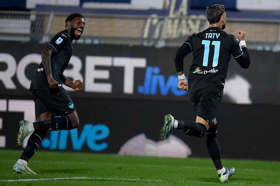 Valentin Castellanos e Nuno Tavares esultano per il gol dell'argentino