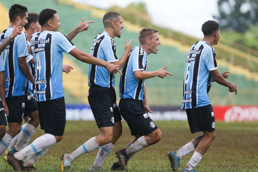 Jogadores do Grêmio comemoram gol da vitória em Franca