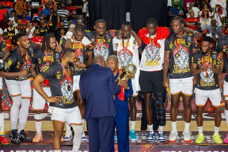 Angola celebra título