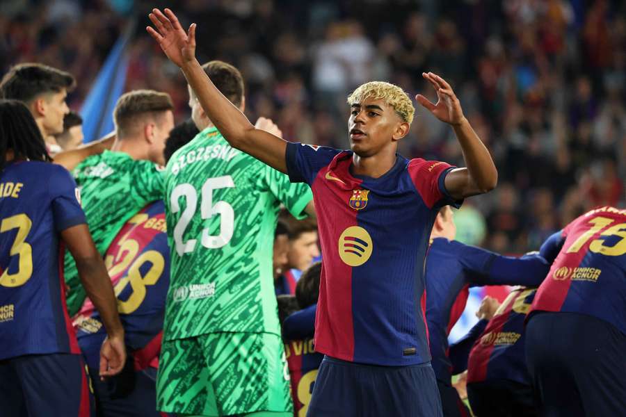 Lamine Yamal célébrant le titre en Liga.