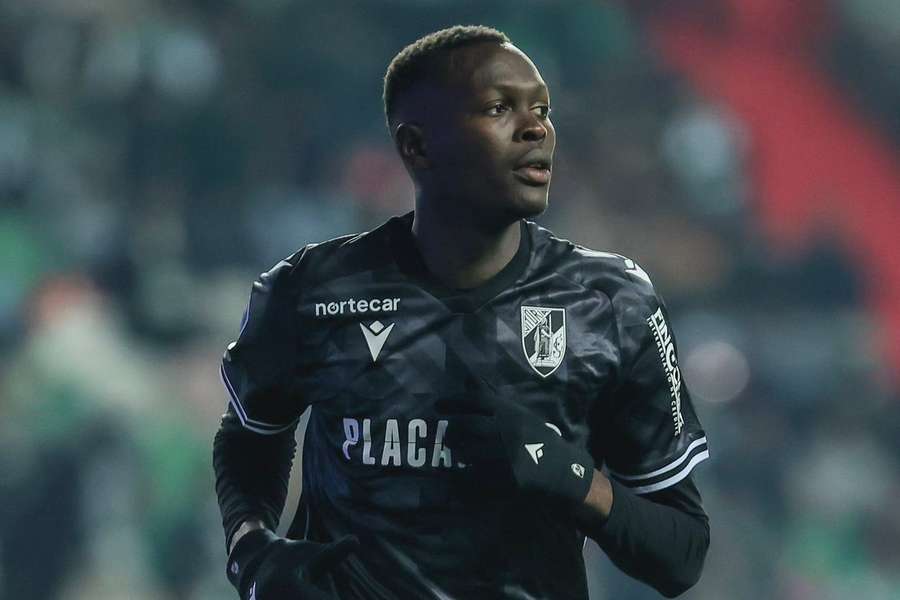 Ndoye bisou ao sair do banco