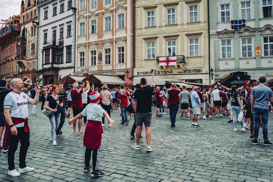 West Ham-Fans auf dem Prager Altstädter Ring