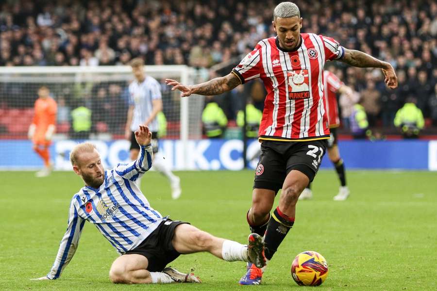 Sheffield United moved to joint-top in the Championship