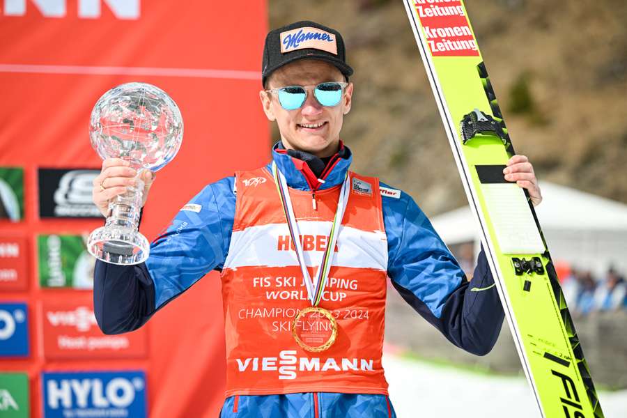 Daniel Huber świętuje zwycięstwo w klasyfikacji Pucharu Świata FIS w lotach narciarskich w Planicy 24 marca 2024 r.