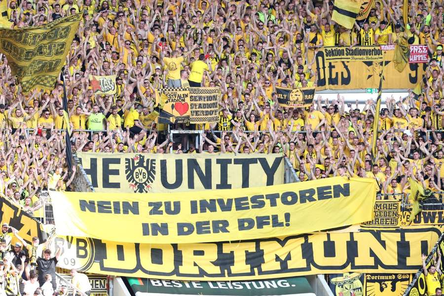 Torcida do Dortmund contra o dinheiro estrangeiro