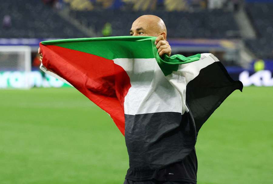 Hossam Hassan sventola la bandiera della Palestina Hossam Hassan sventola la bandiera della Palestina