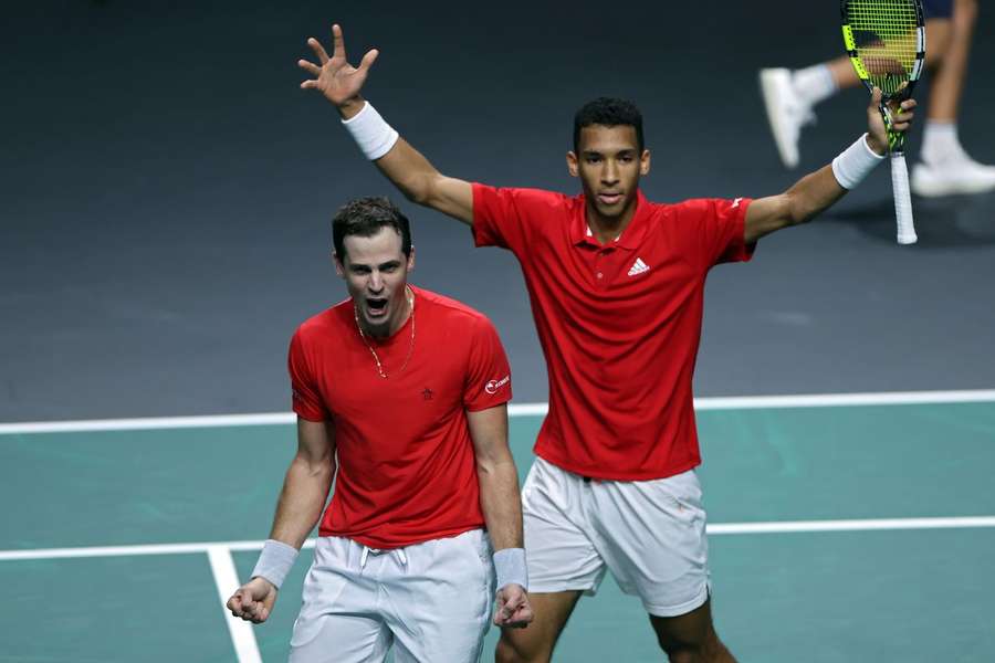 Auger-Aliassime e Vasek Pospisil festejam a vitória canadiana