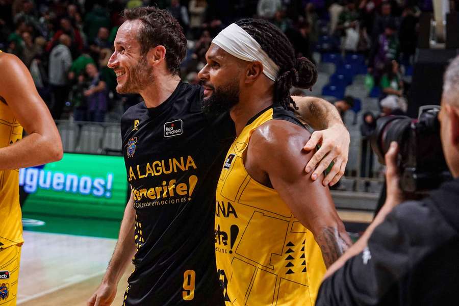 Patty Mills, felicitado por Marcelinho Huertas