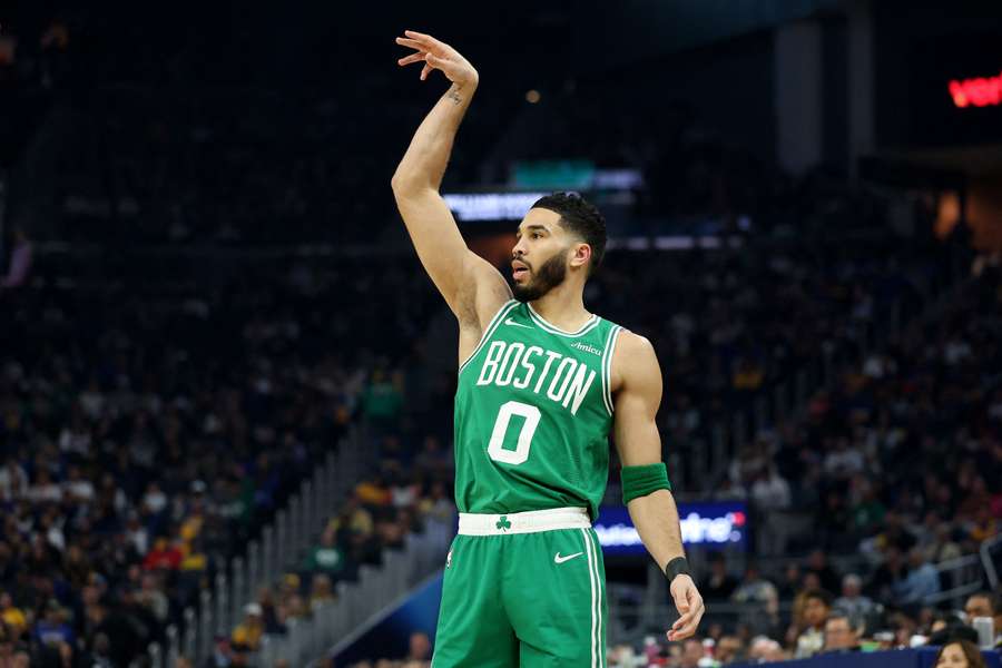 Tatum lanza a canasta.