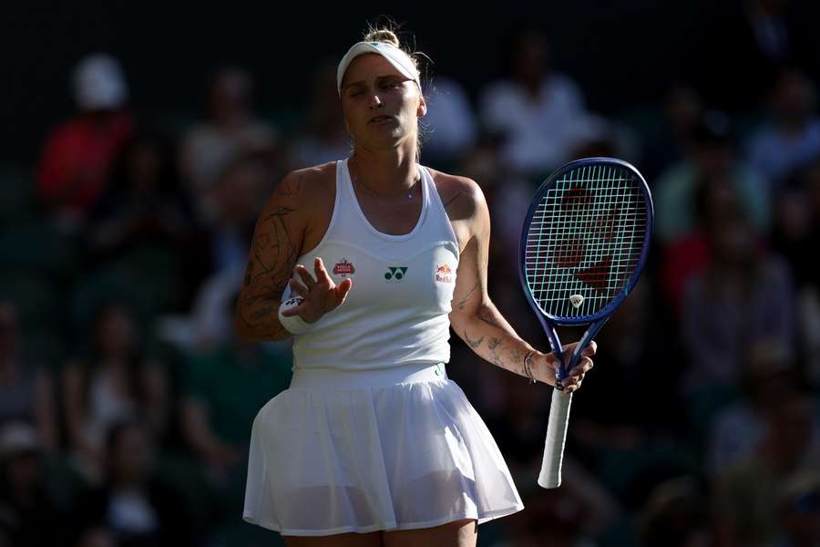 Markéta Vondroušová nestačila ve druhém kole Wimbledonu na domácí Emmu Raducanuovou.