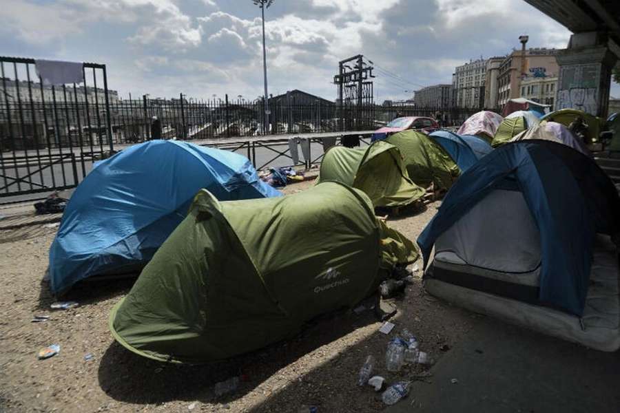 Campo de migrantes em Paris